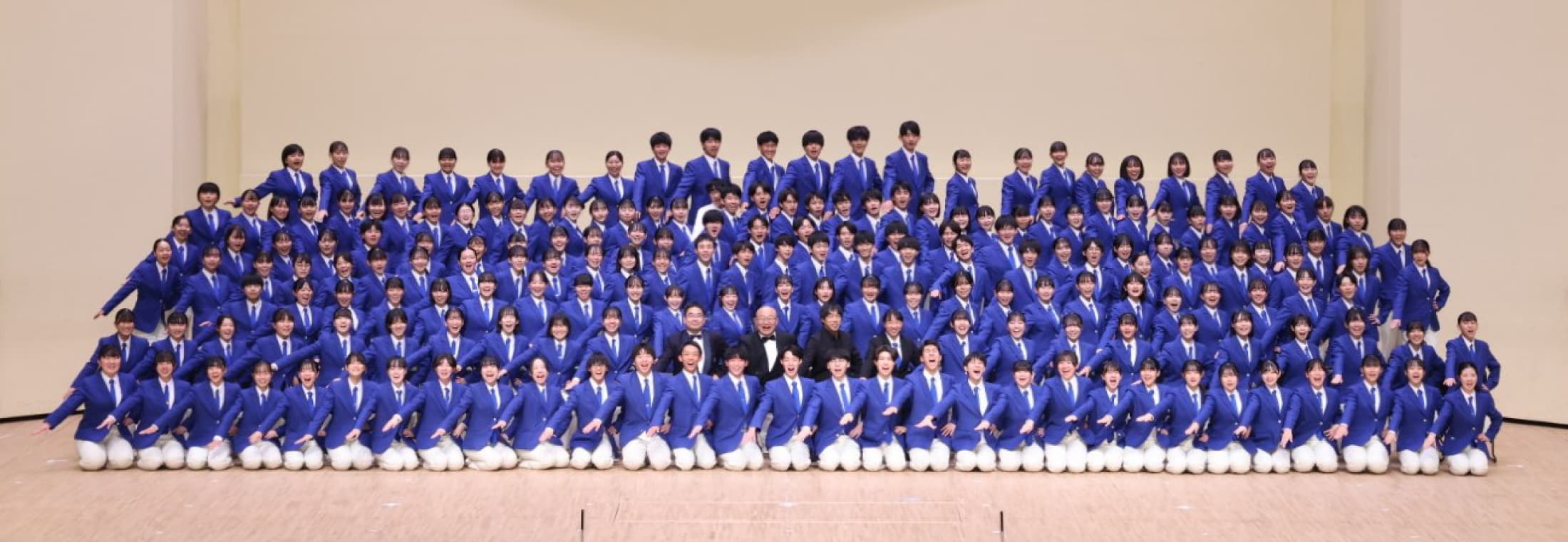 写真：習志野市立習志野高等学校吹奏楽部の部員全員がマリンブルーのジャケットを着て一堂に介している集合写真