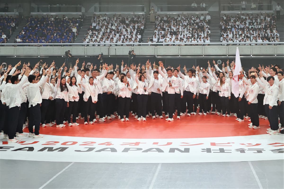写真：日本選手団全員で右手と人差し指を大きく掲げて団結力を高めている様子